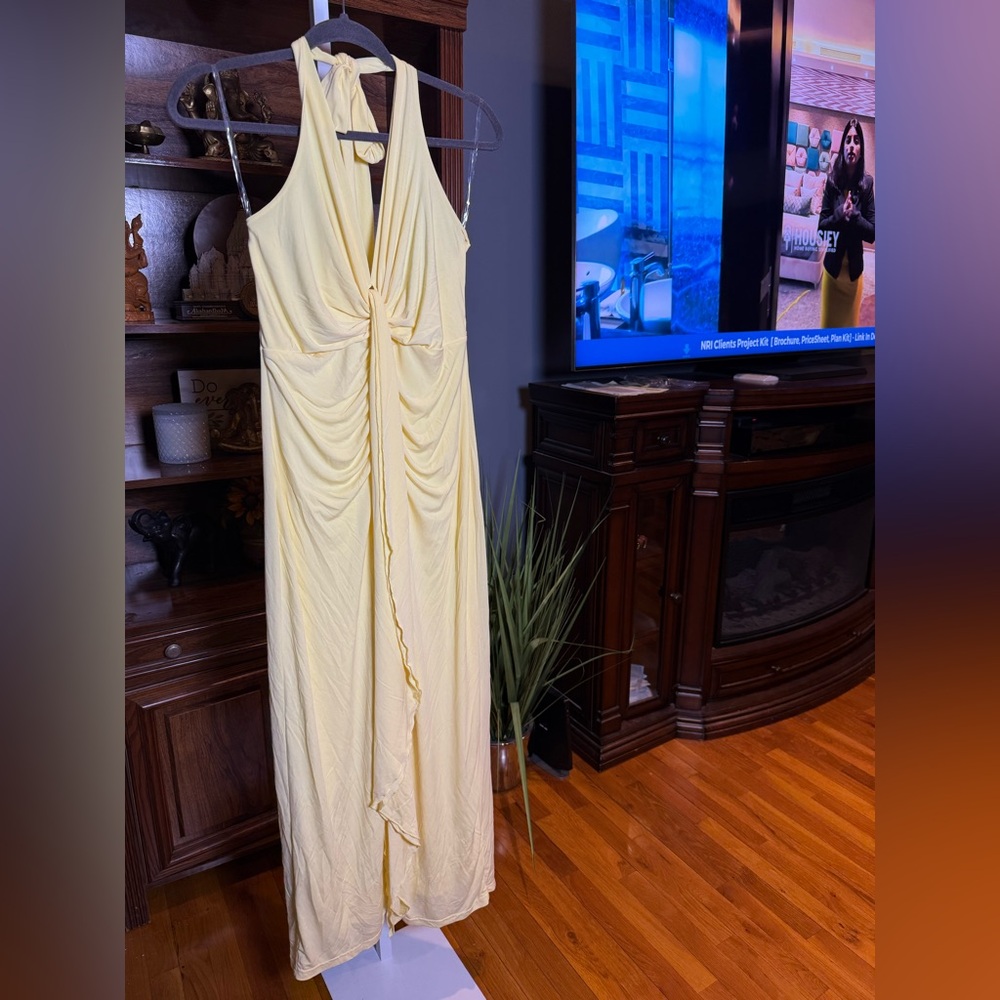 $89 retail Selfie Leslie Yellow halter Maxi Dress - Picture 3 of 4